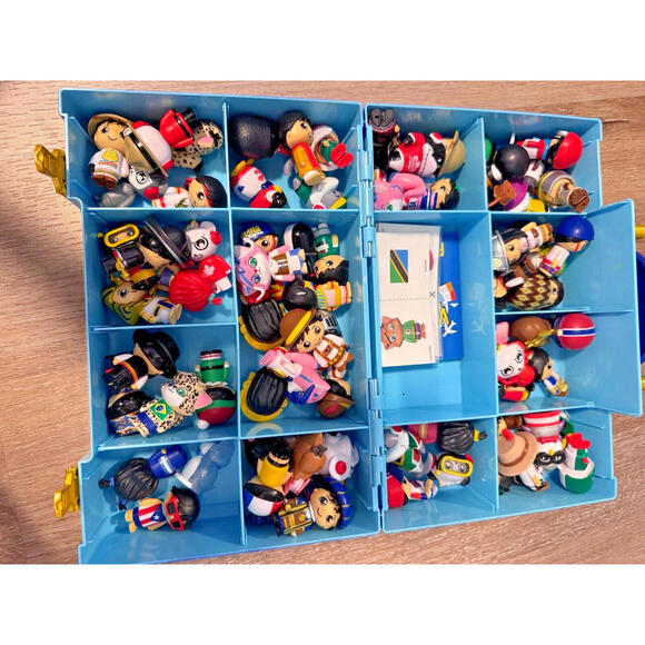 Ryan\'s World Tour Passport Pack – 80 Figurines + Passport Book + Suitcase